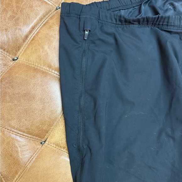 XL Arc’teryx black pants, full zip down each leg, breathable - Picture 5 of 5